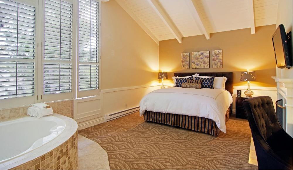 Carriage House Inn