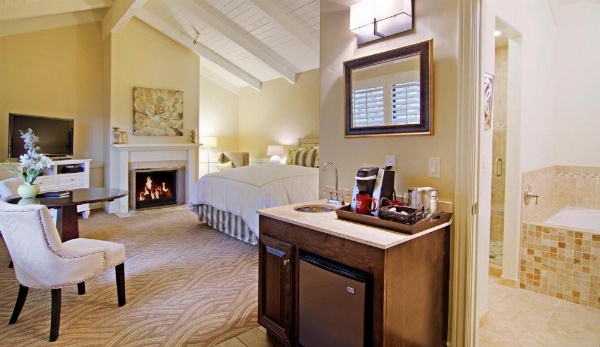 Carriage House Inn image 13