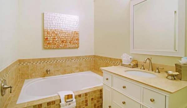 Carriage House Inn image 15
