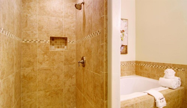 Carriage House Inn image 17