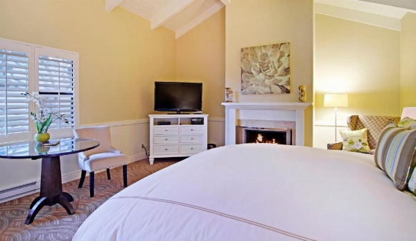 Carriage House Inn image 20